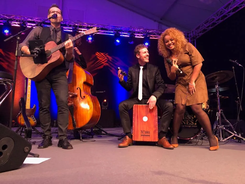 Jazz-Galerie mit Have You Met Miss Jones und inspirierender Hintergrundmusik.